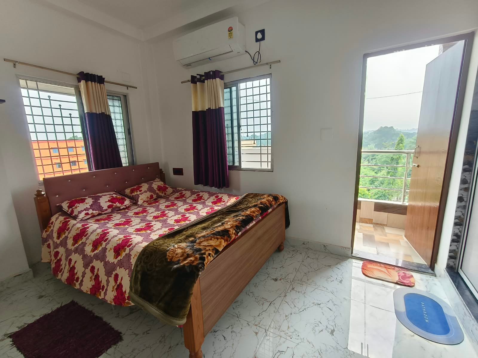Room 207 - AC Triple Bed with Balcony - photo 3
